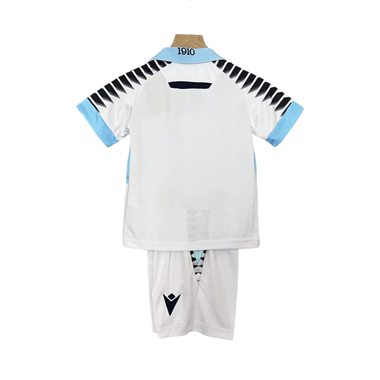 Kit oficial infantil Lazio Mini Mantos: camisa e shorts brancos, detalhe 1910 na gola