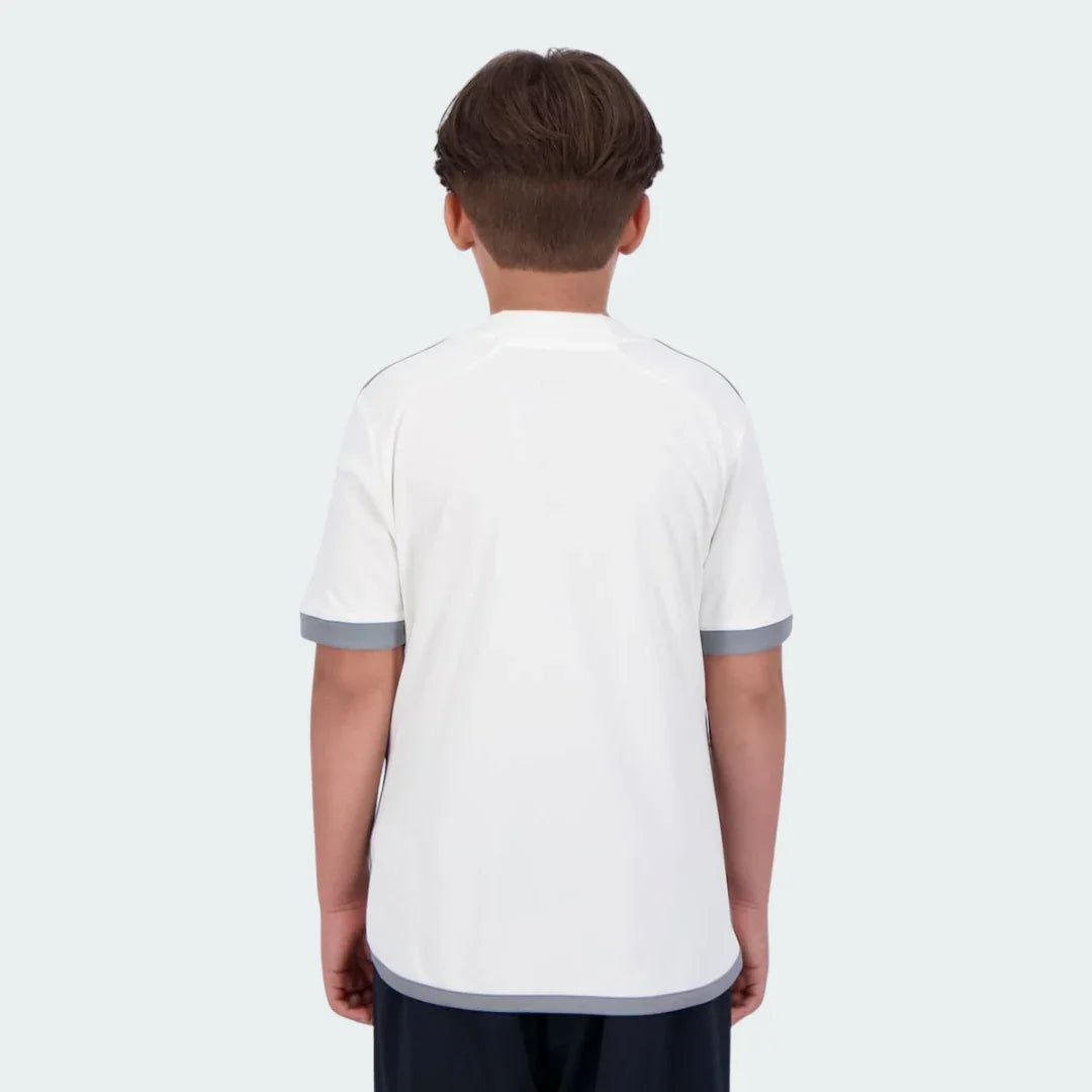 Camisa oficial kit Mini Mantos infantil de futebol, branca e cinza, costas em menino