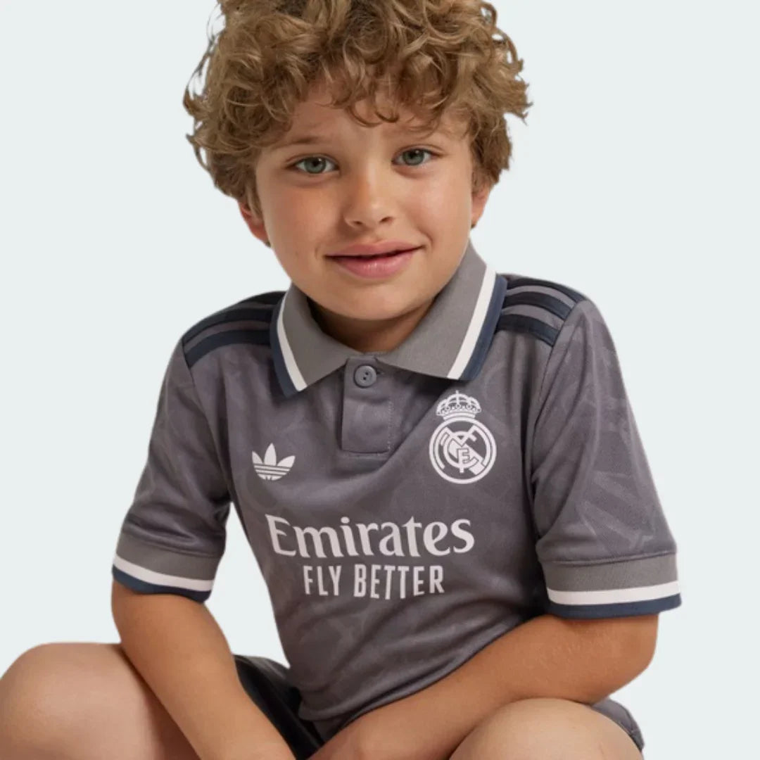 Mini Mantos infantil oficial kit camisa Real Madrid cinza, com o logo Adidas e escudo do clube
