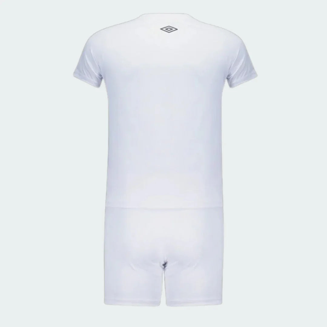 Kit infantil oficial Umbro, camisa e shorts branco Mini Mantos, vista traseira