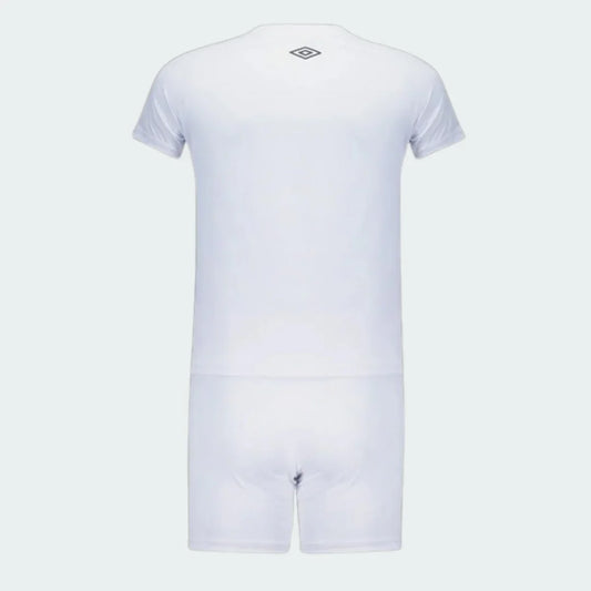 Kit infantil oficial Umbro, camisa e shorts branco Mini Mantos, vista traseira
