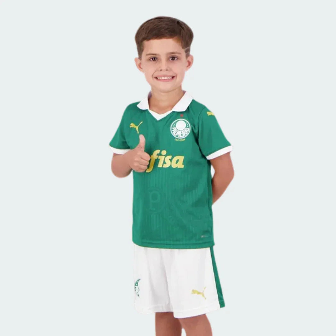 Mini Mantos Palmeiras: kit camisa oficial infantil. Menino feliz com uniforme completo