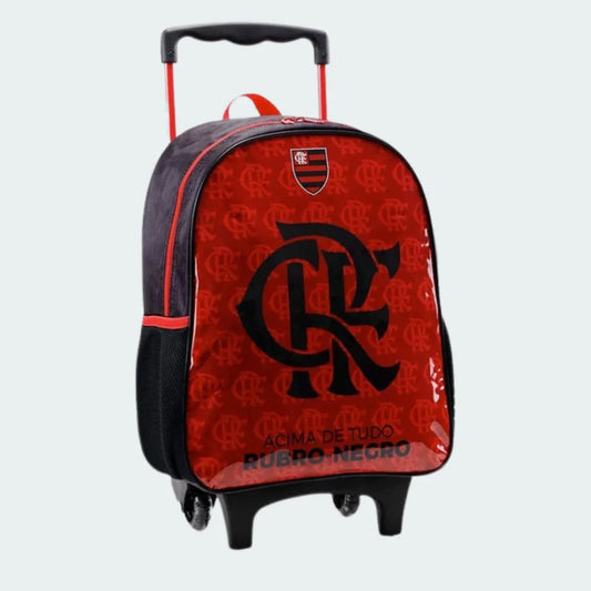 Mochila escolar de rodinhas em vermelho e preto com monograma estilizado, escudo superior, alça retrátil e rodas pretas. Texto 'ACIMA DE TUDO RUBRO-NEGRO'.