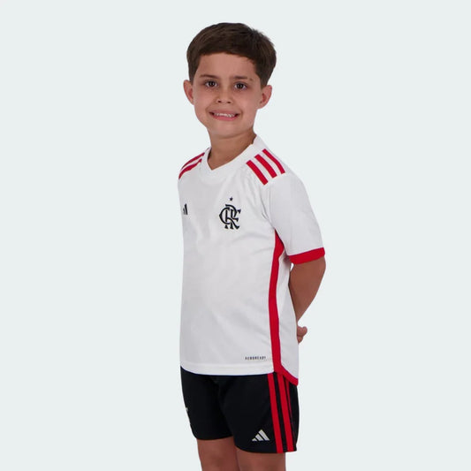 Mini Mantos: Kit oficial camisa infantil do Flamengo branca e shorts preto. Look completo para pequenos torcedores