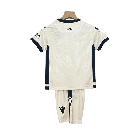 Mini Mantos infantil oficial kit camisa Millwall FC branca e azul, com padrão texturizado e emblema de montanha