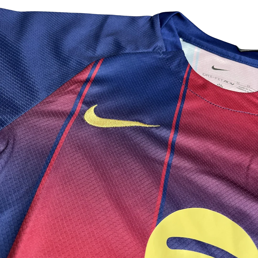 Kit oficial FC Barcelona infantil Mini Mantos. Camisa azul e grená Nike para os pequenos craques