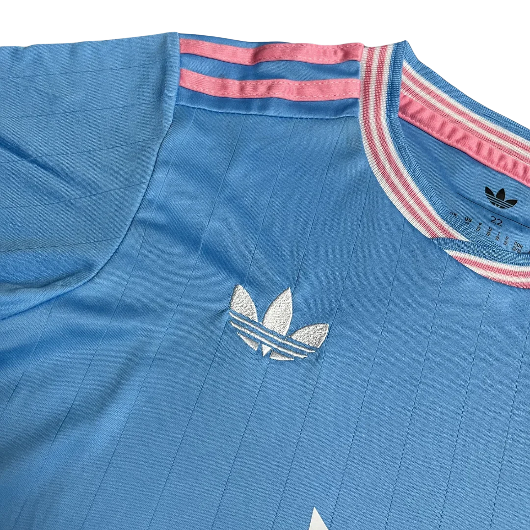 Mini Mantos infantil oficial kit camisa Manchester City retrô Adidas, azul e rosa