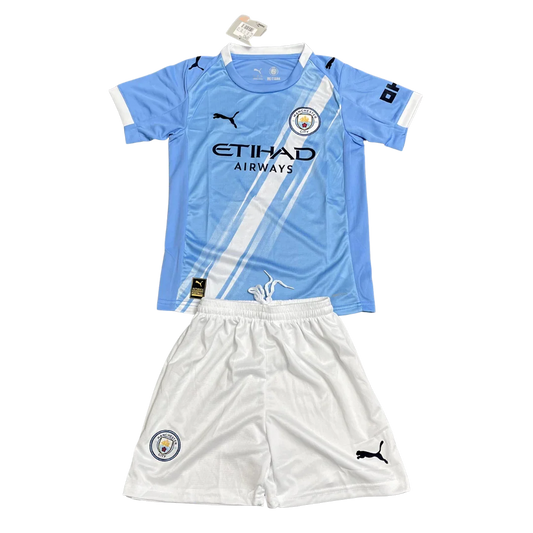 Kit infantil oficial Manchester City Mini Mantos, camisa e shorts