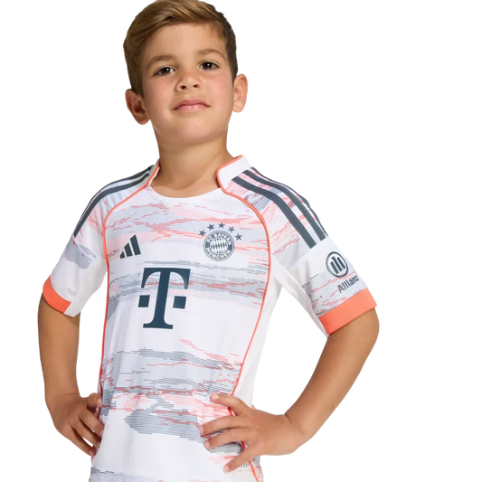 Camisa oficial infantil Bayern Munich branca kit Mini Mantos, criança sorrindo e posando