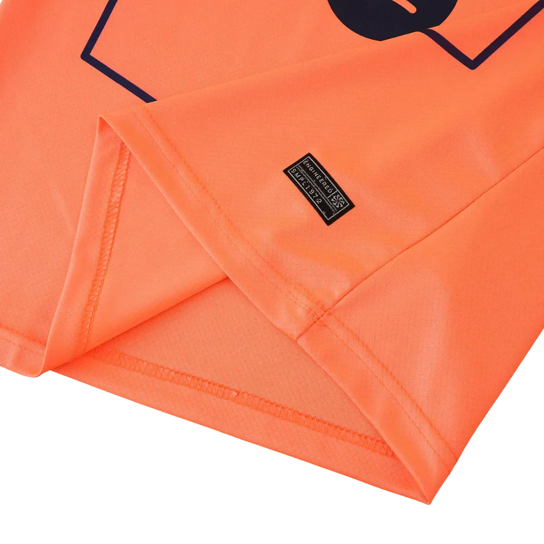 Detalhe da camisa infantil oficial laranja Mini Mantos kit do time com tag SMPL 1972