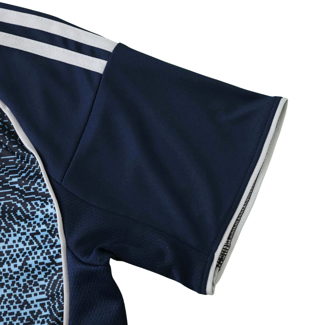 Camisa oficial infantil kit Mini Mantos Argentina, azul marinho, listras brancas e detalhe na manga com padrão pixelado
