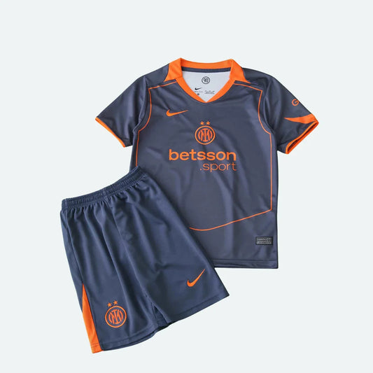 Kit infantil de futebol cinza chumbo e laranja da Inter Milan, com camisa e shorts. Logo Nike e emblema do time visíveis.