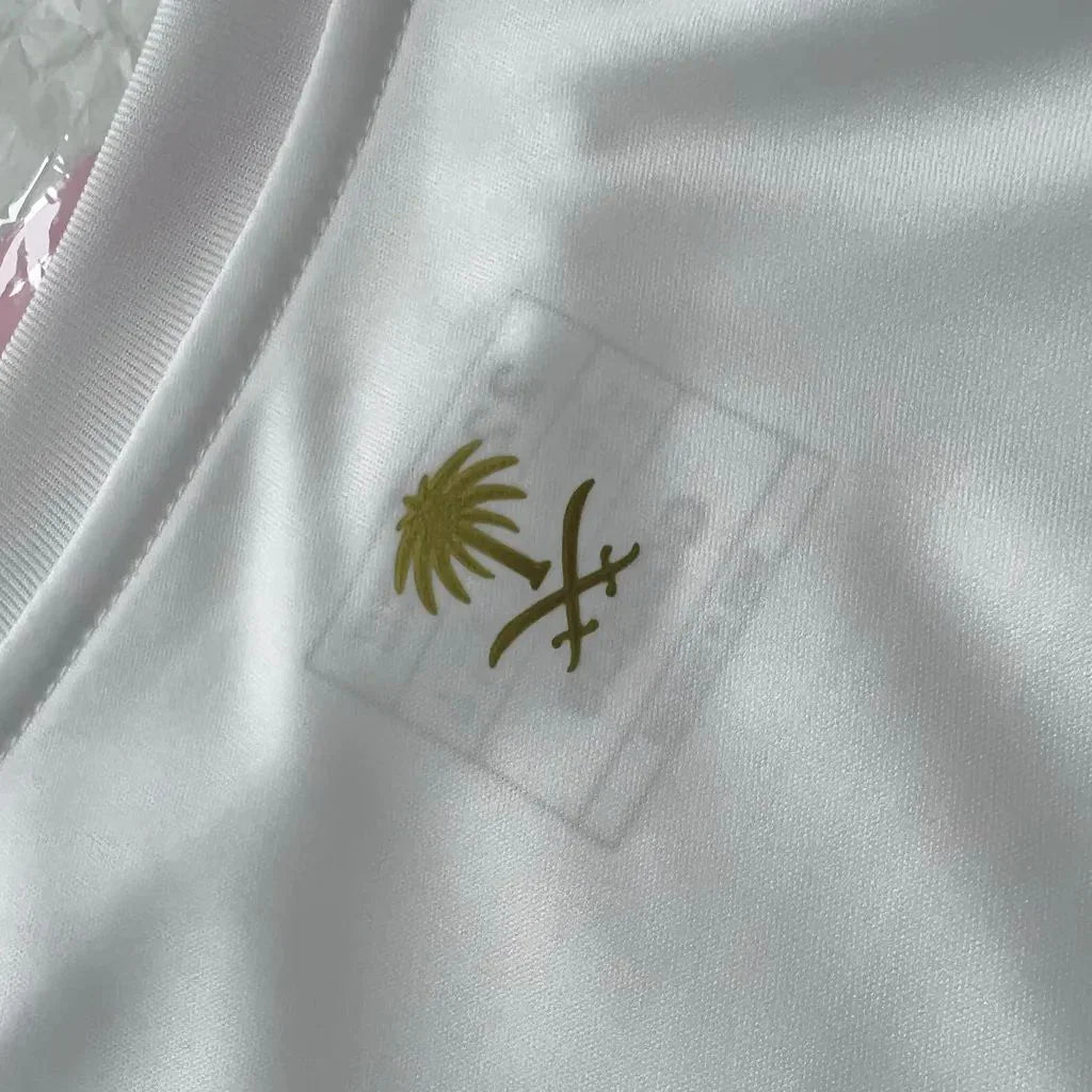 Camisa oficial infantil branca da Arábia Saudita, kit Mini Mantos com emblema em dourado. Excelente para jovens fãs