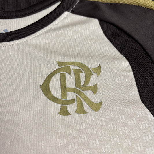 Close detalhado do monograma "CRF" bordado em linha dourada sobre o tecido off-white da camisa, que apresenta uma textura de mini escudos em marca d'água.