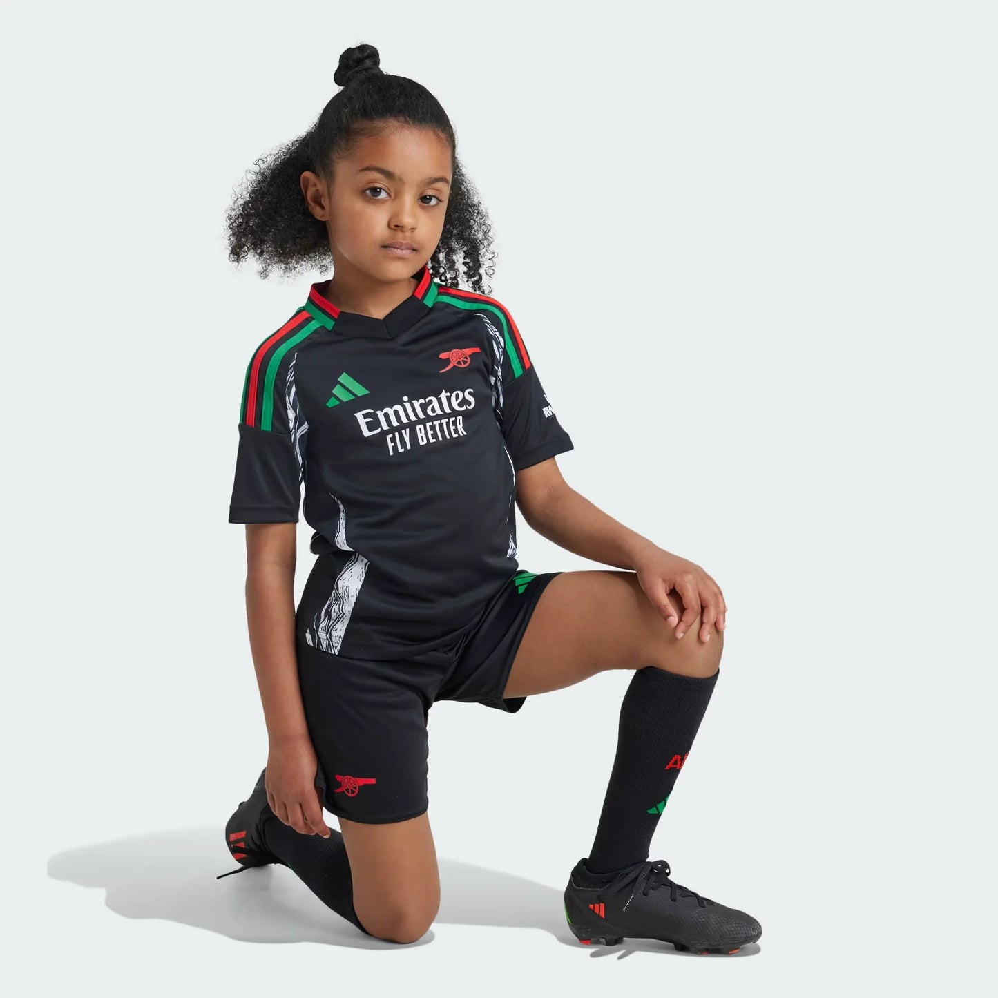 Mini Mantos infantil oficial: Kit camisa Arsenal preta com shorts e meião. Look completo para pequenos fãs do Arsenal