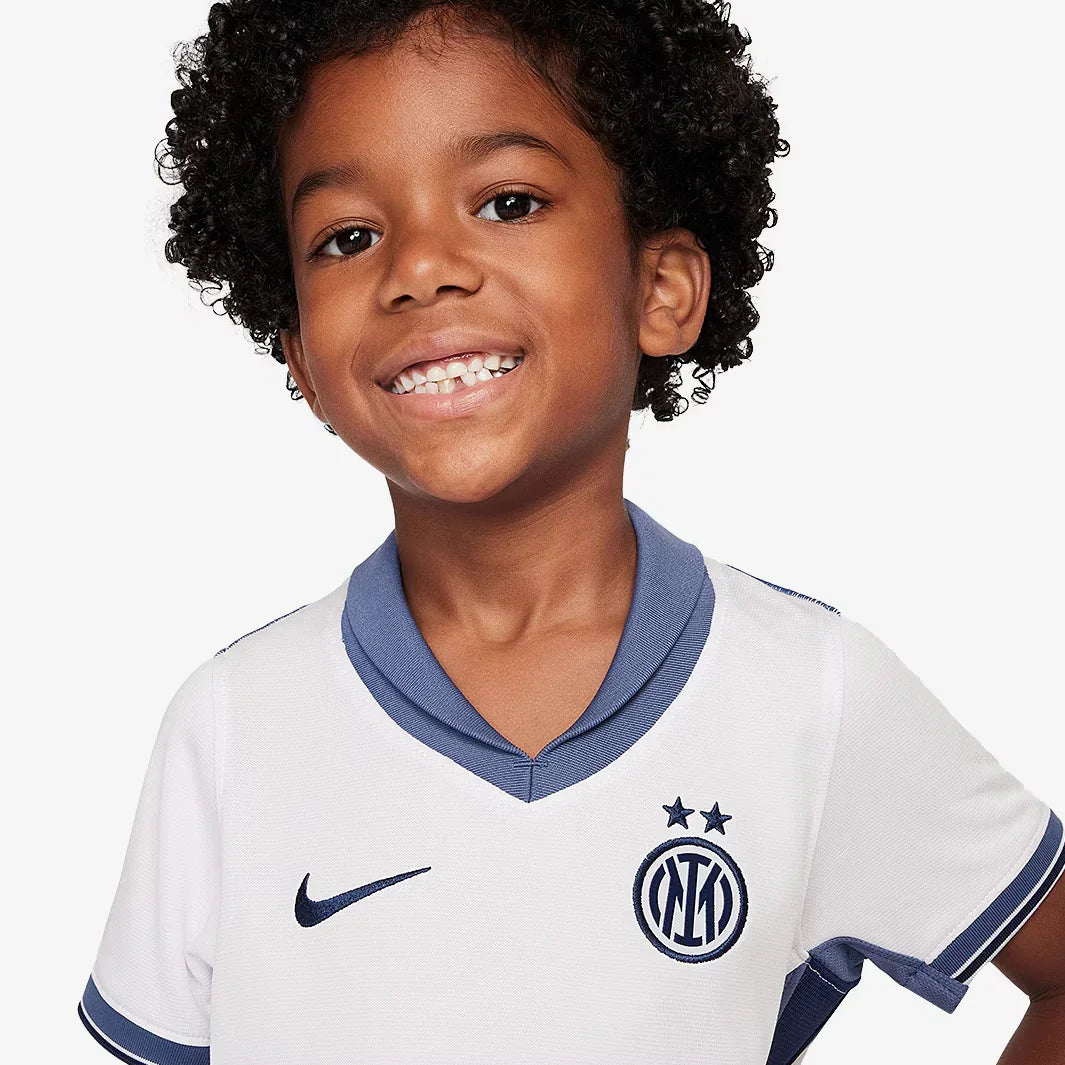 Camisa infantil oficial Mini Mantos Inter de Milão, kit branco e azul Garoto sorrindo com a nova camisa do time