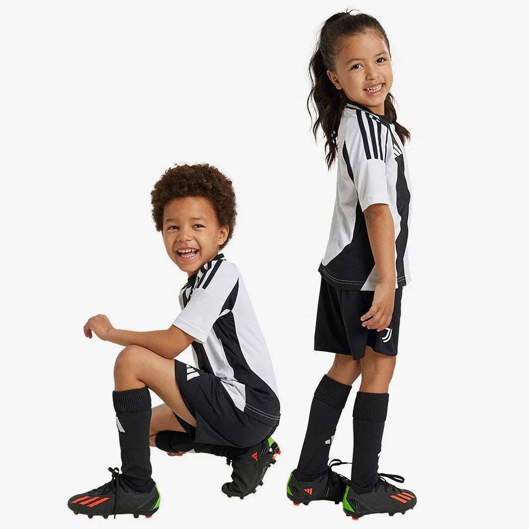 Kit camisa oficial Juventus infantil Mini Mantos em duas crianças sorridentes