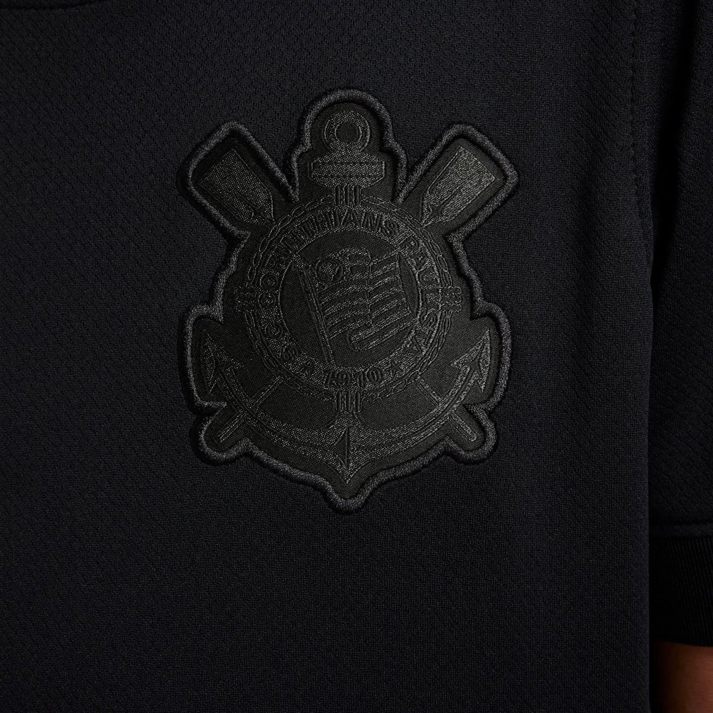 Camisa Corinthians oficial infantil Mini Mantos, detalhe do emblema bordado preto do kit