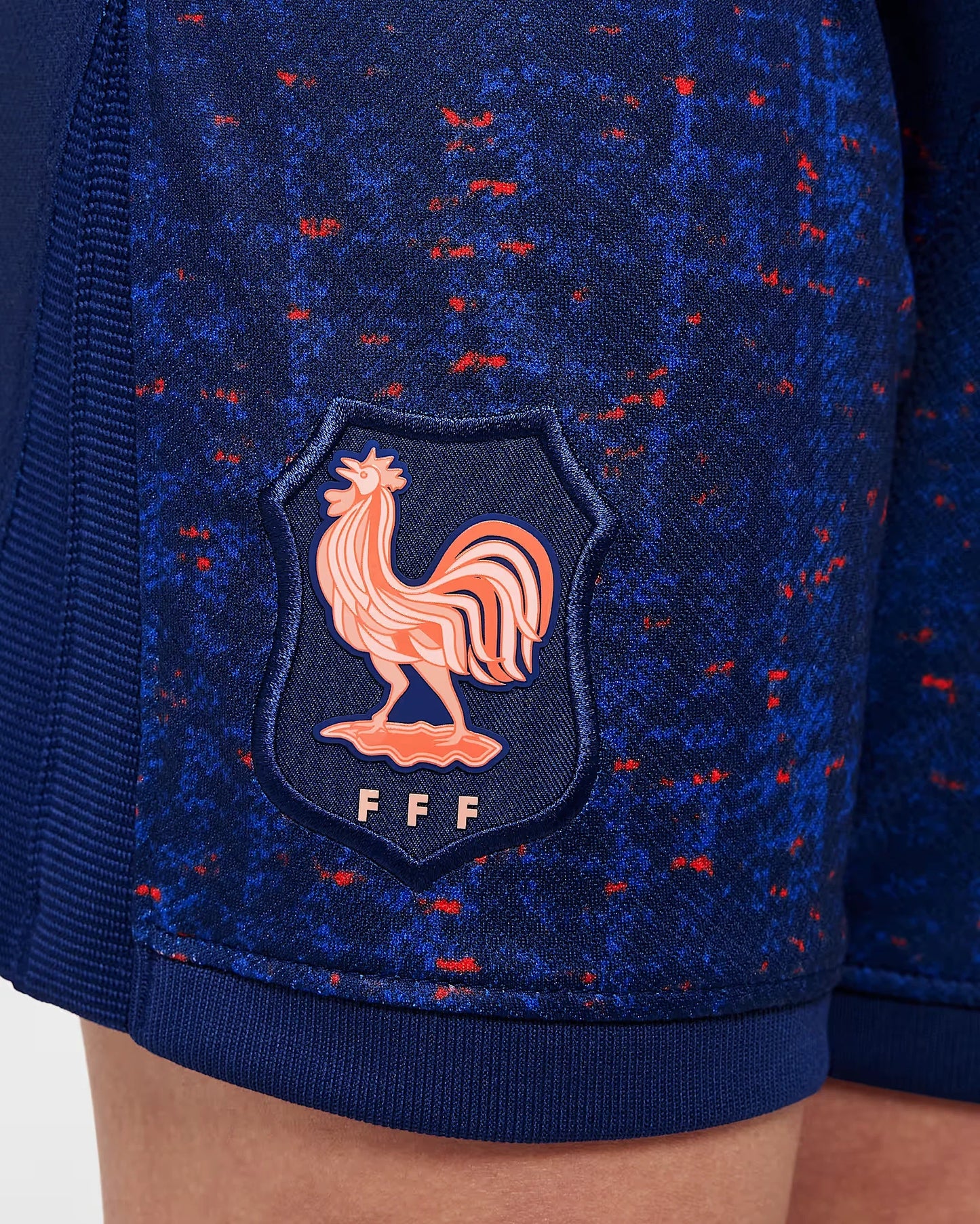 Mini Mantos infantil: kit oficial da França, camisa e shorts. Detalhe dos shorts com escudo do galo e logo FFF
