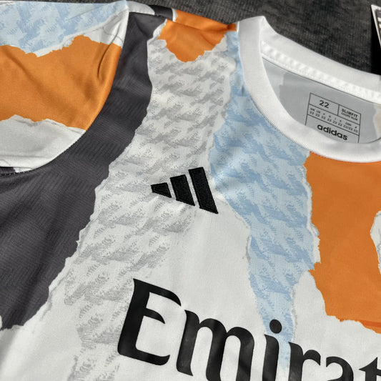 Mini Mantos: Camisa oficial infantil Real Madrid kit 4. Design moderno e vibrante para os futuros craques