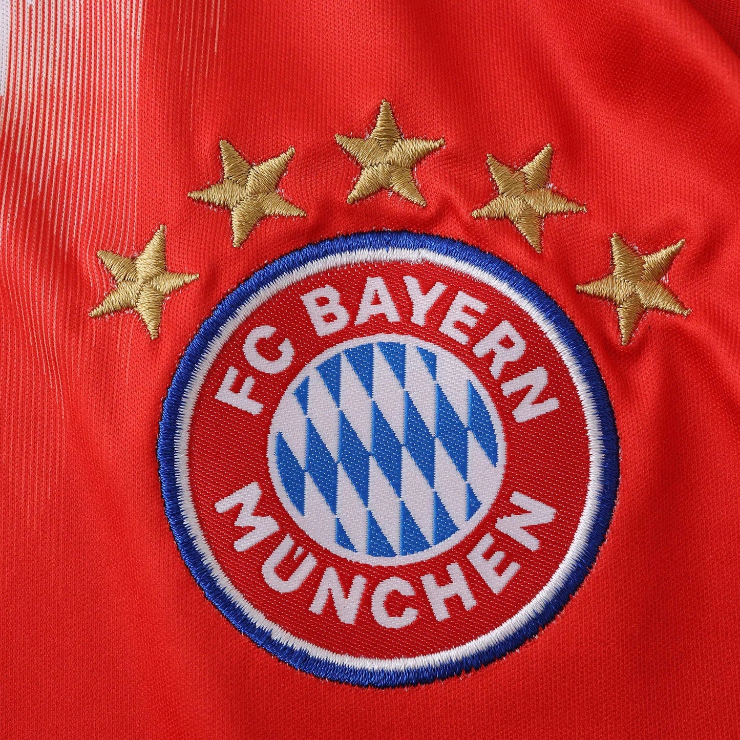 Camisa infantil oficial FC Bayern Munich, Kit Mini Mantos. Brasão bordado e 5 estrelas douradas