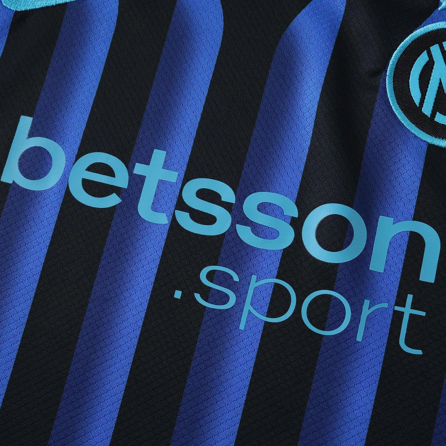 Camisa oficial infantil Inter Milan, kit Mini Mantos. Detalhe da camisa listrada azul e preta com Betsson