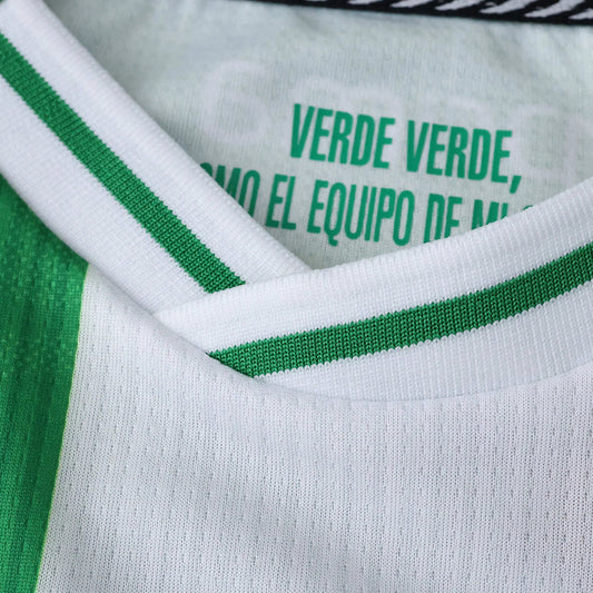 Camisa oficial infantil Atlético Nacional, kit Mini Mantos verde e branco. Detalhe gola e tecido