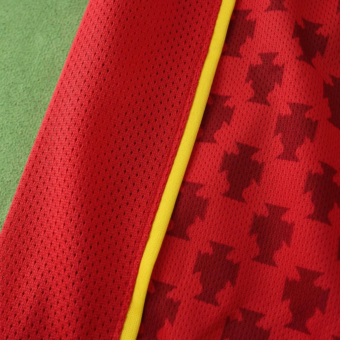 Camisa infantil oficial de Portugal kit Mini Mantos, detalhes em vermelho com perfurações e Cruz de Cristo, faixa amarela