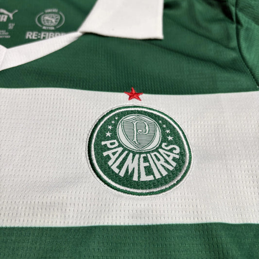 detalhe do escudo do Palmeiras. bordado na camisa.