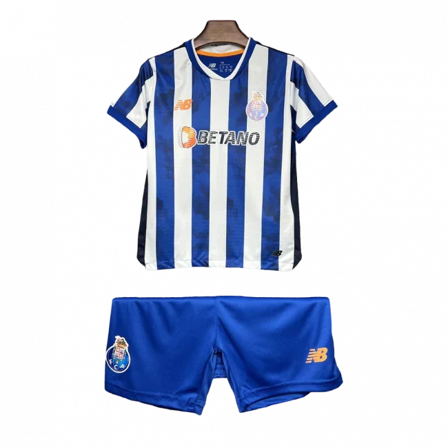 Kit infantil do Porto com camisa listrada em azul e branco e shorts azuis. Escudo do Porto e logos New Balance visíveis.