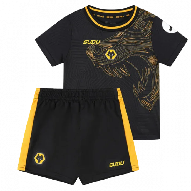 Kit infantil Wolverhampton II 24/25, camiseta e shorts pretos com detalhes em amarelo. Estampa de lobo dourado na camiseta.