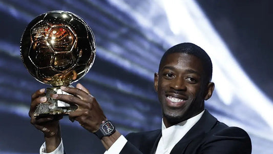 Dembele levantando bola de ouro 