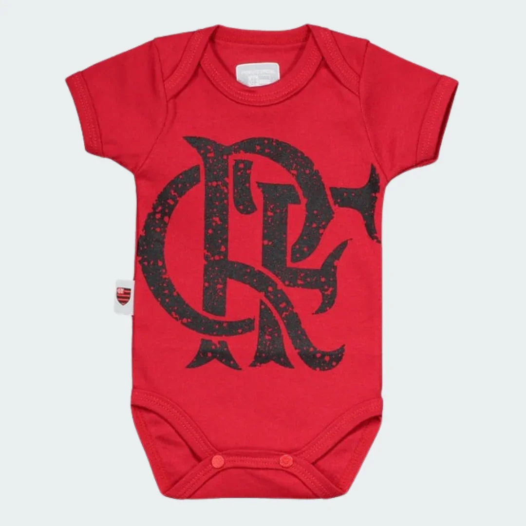 Foto de um body de bebê vermelho com um emblema grande do Mengão em preto no centro e uma pequena etiqueta na lateral esquerda.