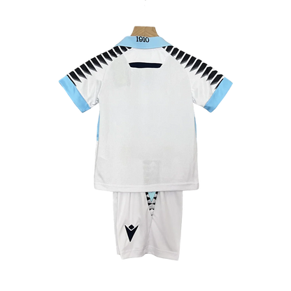 Kit oficial infantil Lazio Mini Mantos: camisa e shorts brancos, detalhe 1910 na gola