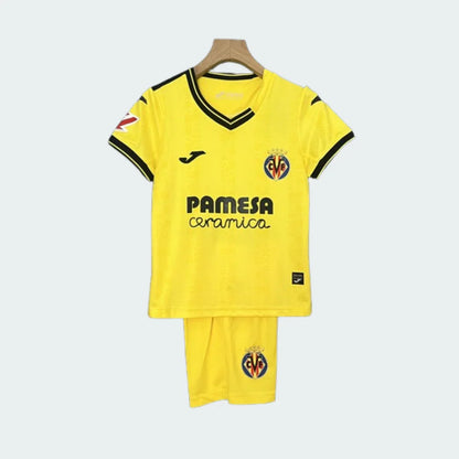 Kit infantil Villarreal I 24/25 amarelo. Camisa e shorts amarelos com detalhes pretos, escudo do Villarreal e logos Joma e Pamesa.