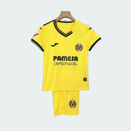 Kit infantil Villarreal I 24/25 amarelo. Camisa e shorts amarelos com detalhes pretos, escudo do Villarreal e logos Joma e Pamesa.