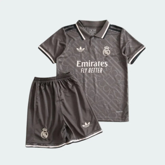 Kit infantil oficial Real Madrid camisa e shorts cinza. Mini Mantos para pequenos craques fãs do time