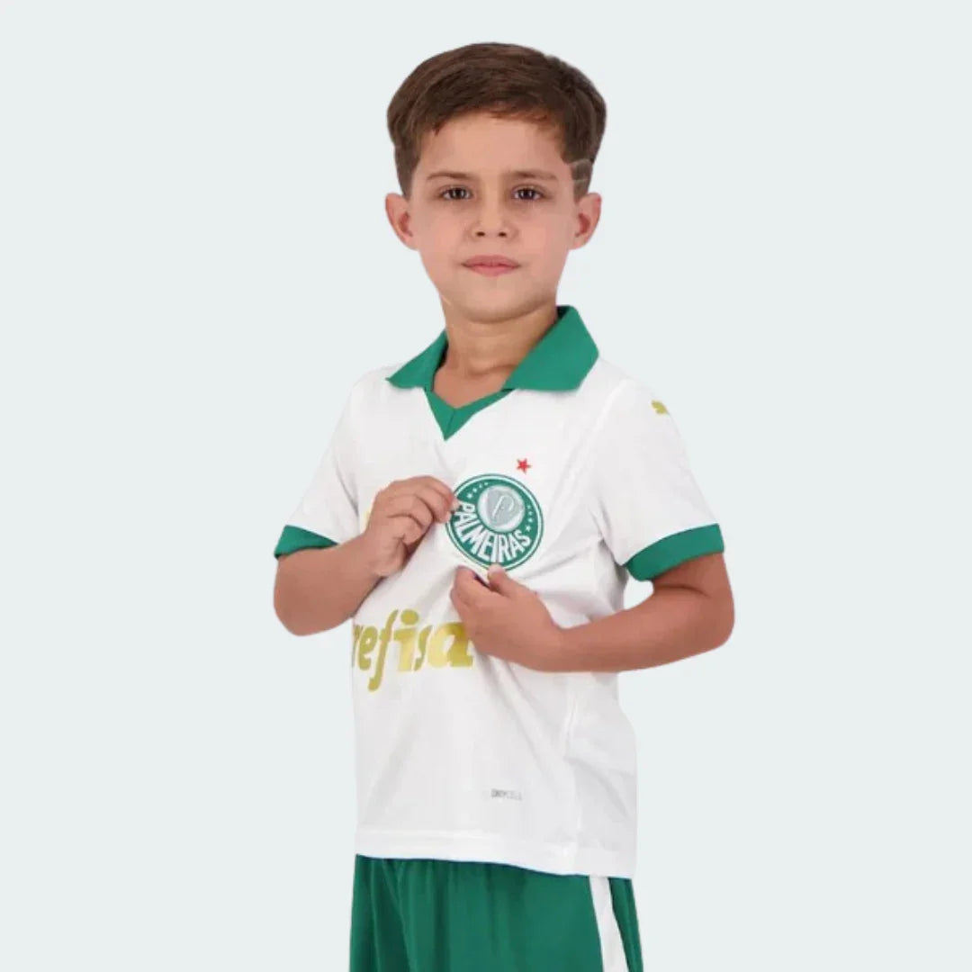 Mini Mantos Palmeiras infantil oficial kit camisa e shorts. Criança com uniforme de futebol