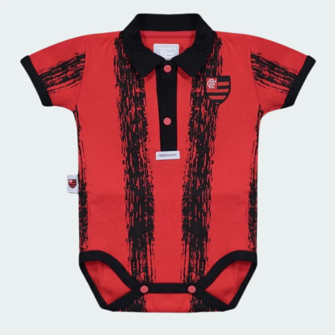 Body polo infantil vermelho com listras pretas texturizadas, gola preta, botões vermelhos e escudo do Mengão no peito.