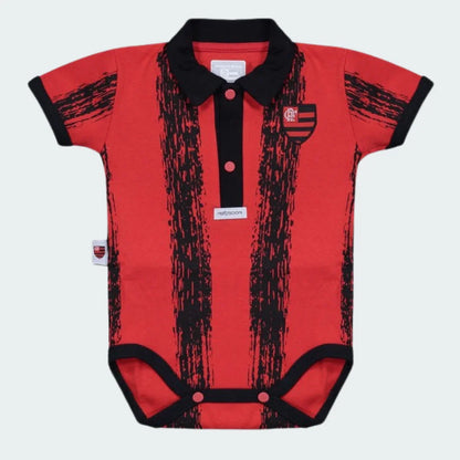 Body polo infantil vermelho com listras pretas texturizadas, gola preta, botões vermelhos e escudo do Mengão no peito.