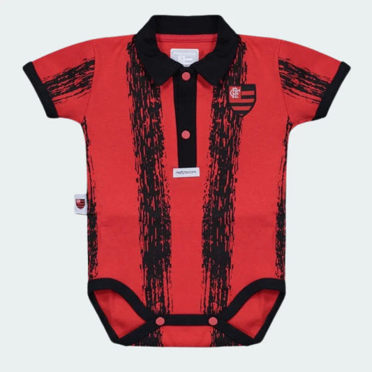 Body polo infantil vermelho com listras pretas texturizadas, gola preta, botões vermelhos e escudo do Mengão no peito.