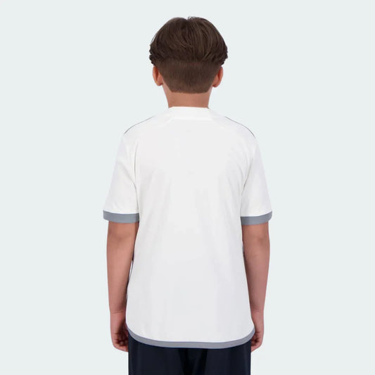 Camisa oficial kit Mini Mantos infantil de futebol, branca e cinza, costas em menino