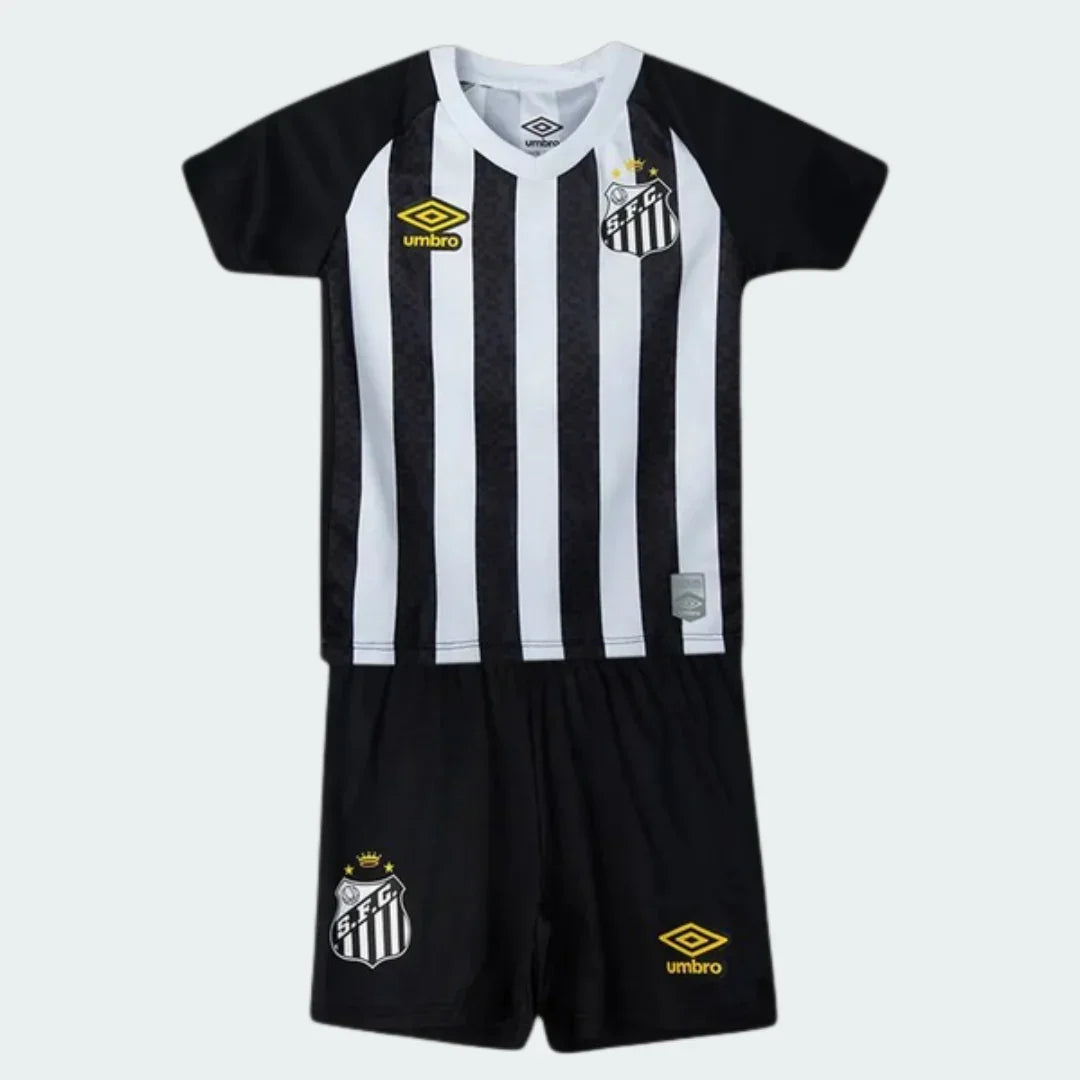 Kit infantil do Santos com camisa listrada em preto e branco, gola V branca e calção preto com escudo oficial.