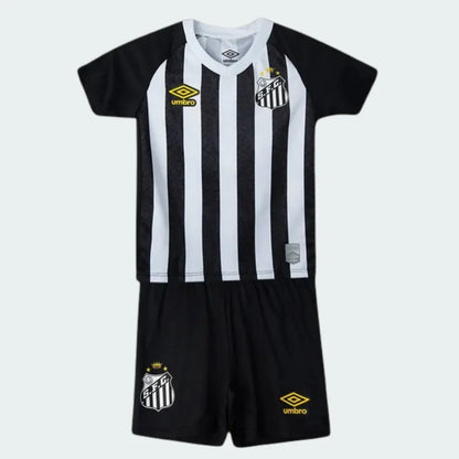 Kit infantil do Santos com camisa listrada em preto e branco, gola V branca e calção preto com escudo oficial.