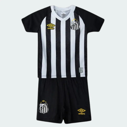 Kit infantil do Santos com camisa listrada em preto e branco, gola V branca e calção preto com escudo oficial.