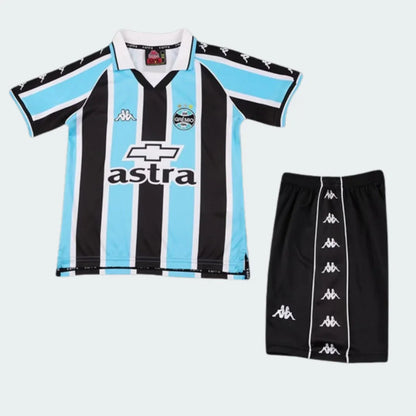 Kit infantil Grêmio retrô I 2000, camisa listrada azul claro e preta com gola branca, escudo, Kappa, Astra. Shorts pretos Kappa.