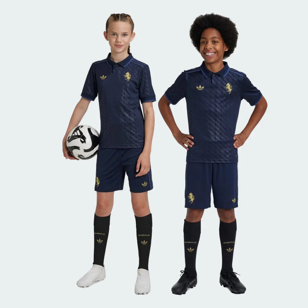 Duas crianças vestindo o kit infantil da Juventus em azul marinho com detalhes e escudo em dourado.