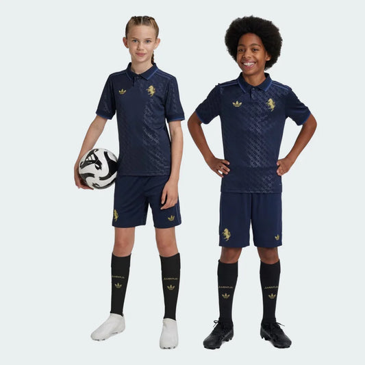 Duas crianças vestindo o kit infantil da Juventus em azul marinho com detalhes e escudo em dourado.