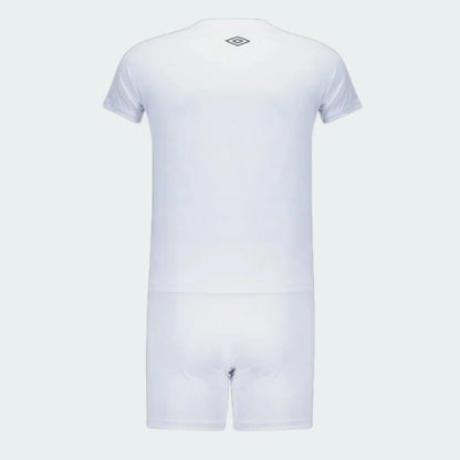 Kit infantil oficial Umbro, camisa e shorts branco Mini Mantos, vista traseira