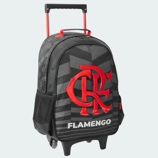 Mochila Mengão preta e vermelha com rodas, puxador retrátil, logo CRF grande em relevo vermelho e texto FLAMENGO. Possui bolsos laterais de tela preta e estampa geométrica.
